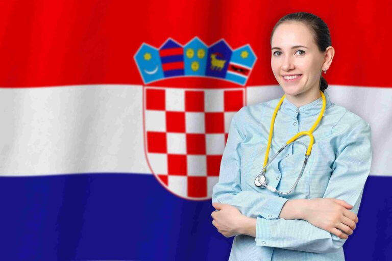 Zdravstvena radnica sa stetoskopom ispred zastave Hrvatske