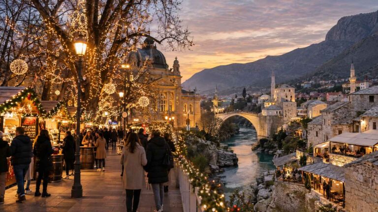 Praznično osvetljen Zagreb sa adventskim štandovima i pogledom na Stari most u Mostaru.