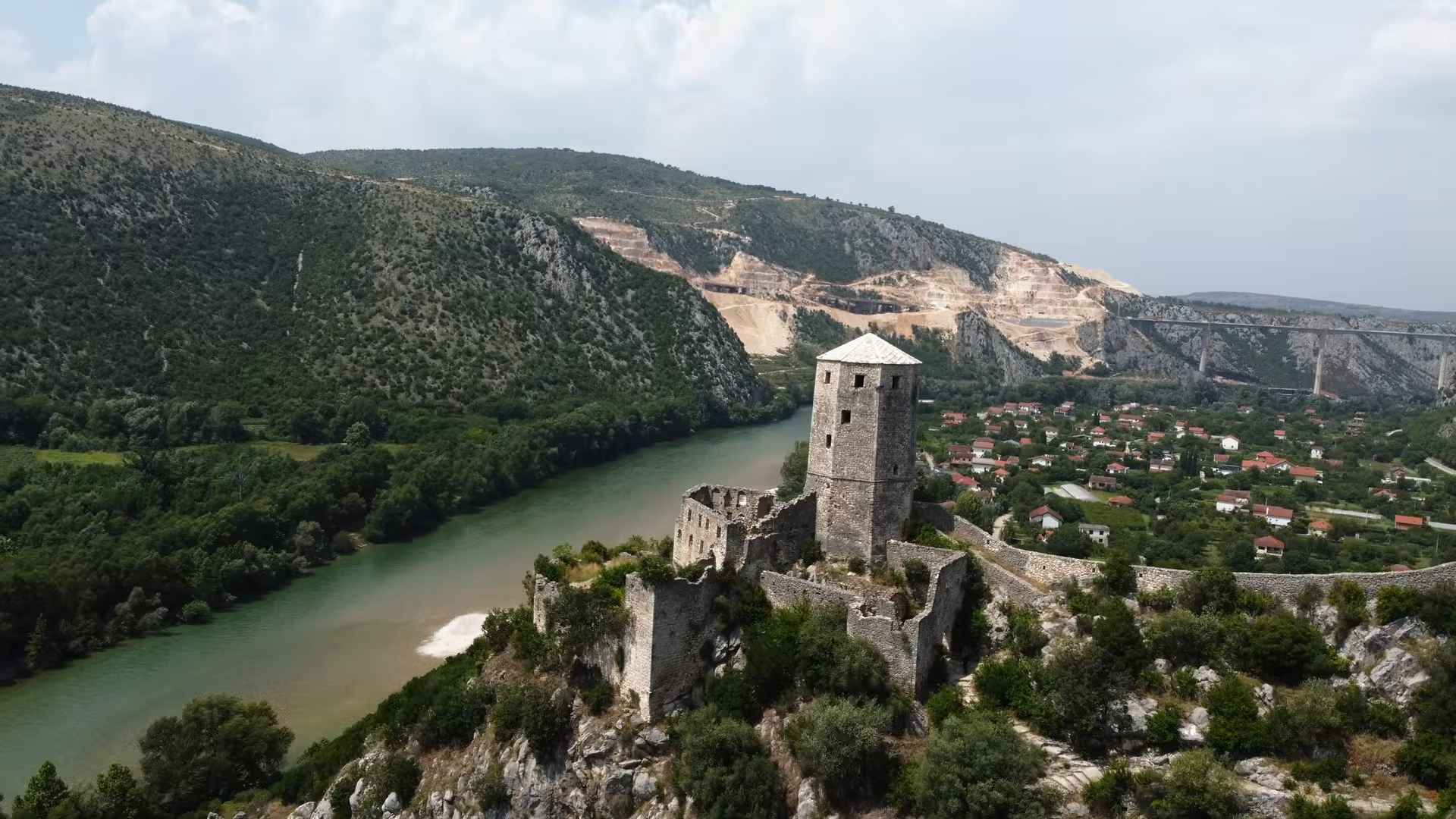 Kamena tvrđava i kula u Počitelju sa pogledom na reku Neretvu, okolna brda i naselje.