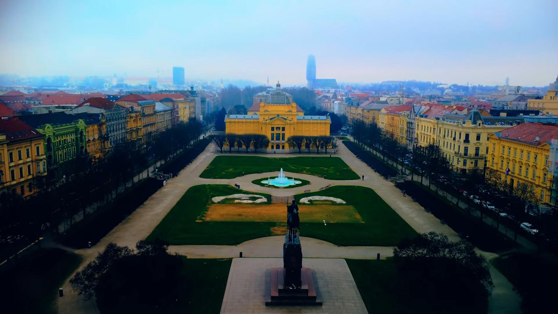 Panoramski pogled na Trg kralja Tomislava u Zagrebu, sa spomenikom, fontanom i Umetničkim paviljonom.